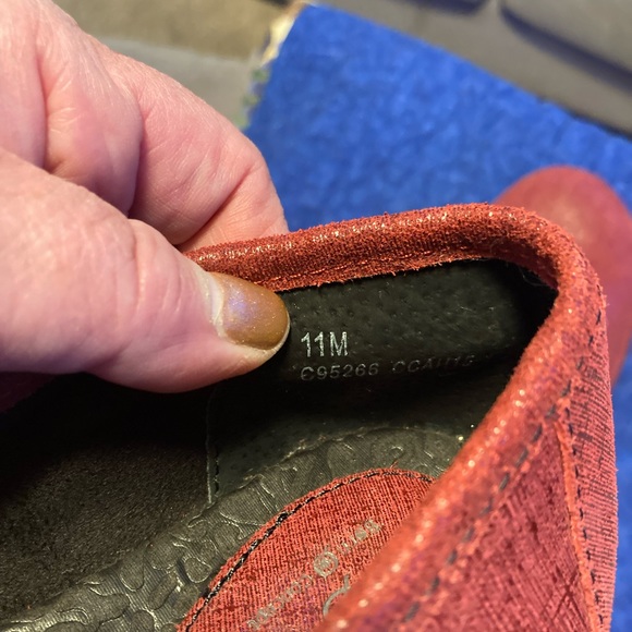 b.o.c maroon shimmer shoes size 11, worn once - Picture 6 of 6